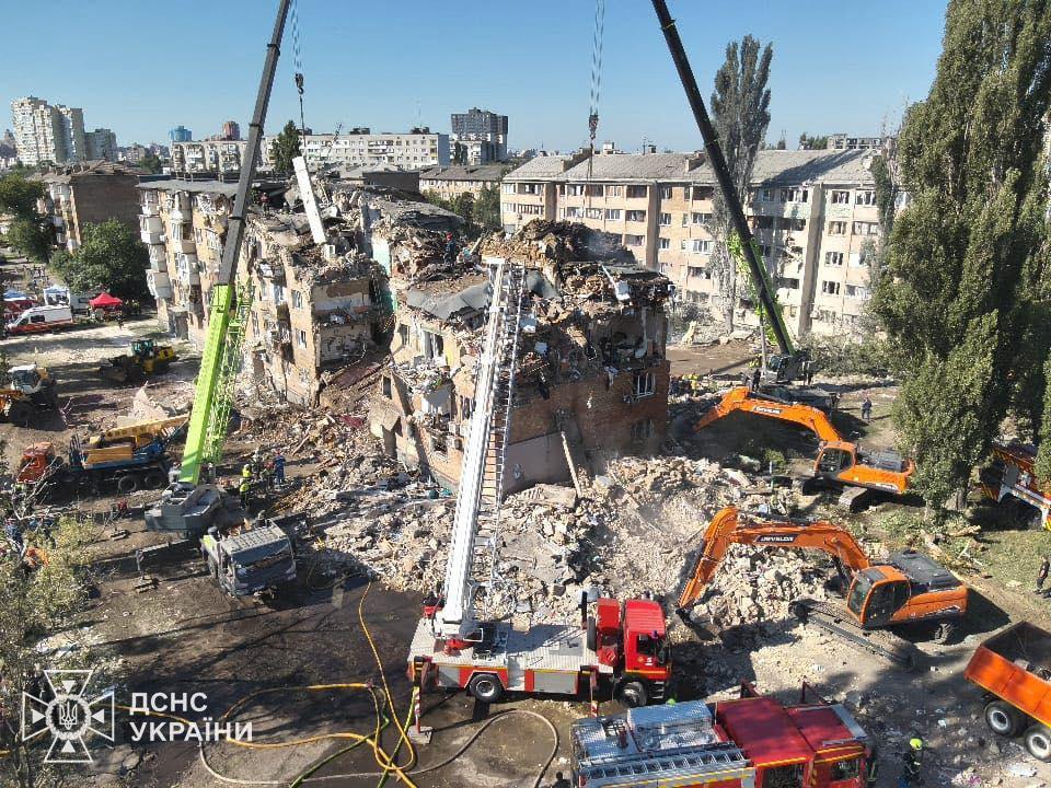 Масований обстріл росіян зруйнував під’їзд 5-поверхівки на Дарниці: що відомо на зараз – репортаж