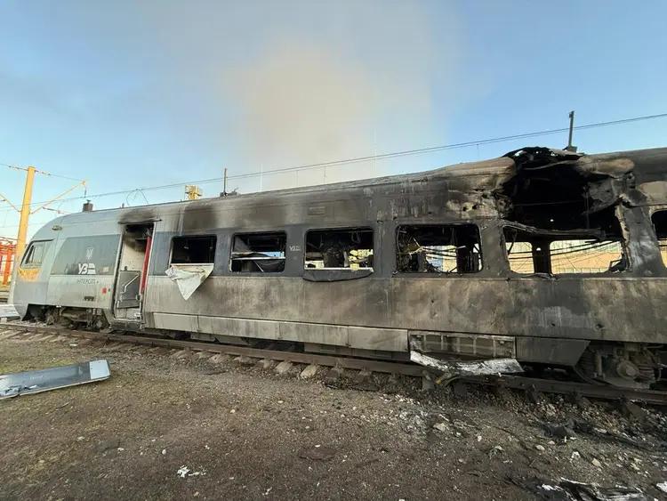 “Провідниця в моєму вагоні ще й губи встигла намалювати” – пасажири діляться, як “Укрзалізниця” долає наслідки атаки
