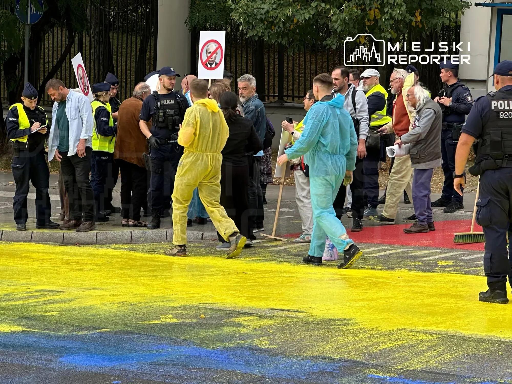 У Варшаві перед посольством росії намалювали прапор України