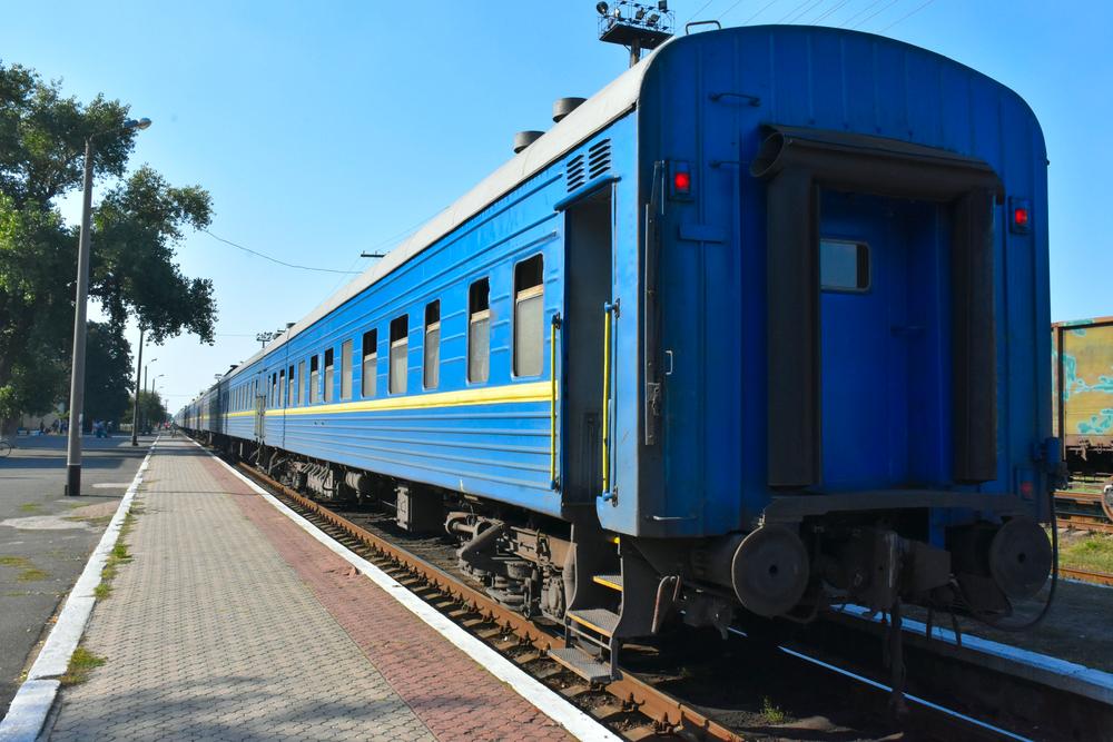 Внаслідок нічного обстрілу низка поїздів прямує із затримками