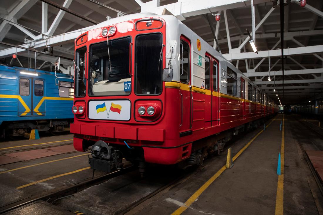 Київський метрополітен використовує лише третину вагонів, отриманих від Варшави