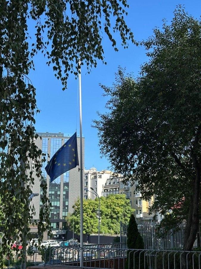 Євросоюз приспустив прапори на знак жалоби за жертвами російської атаки та пообіцяв більше ППО для України