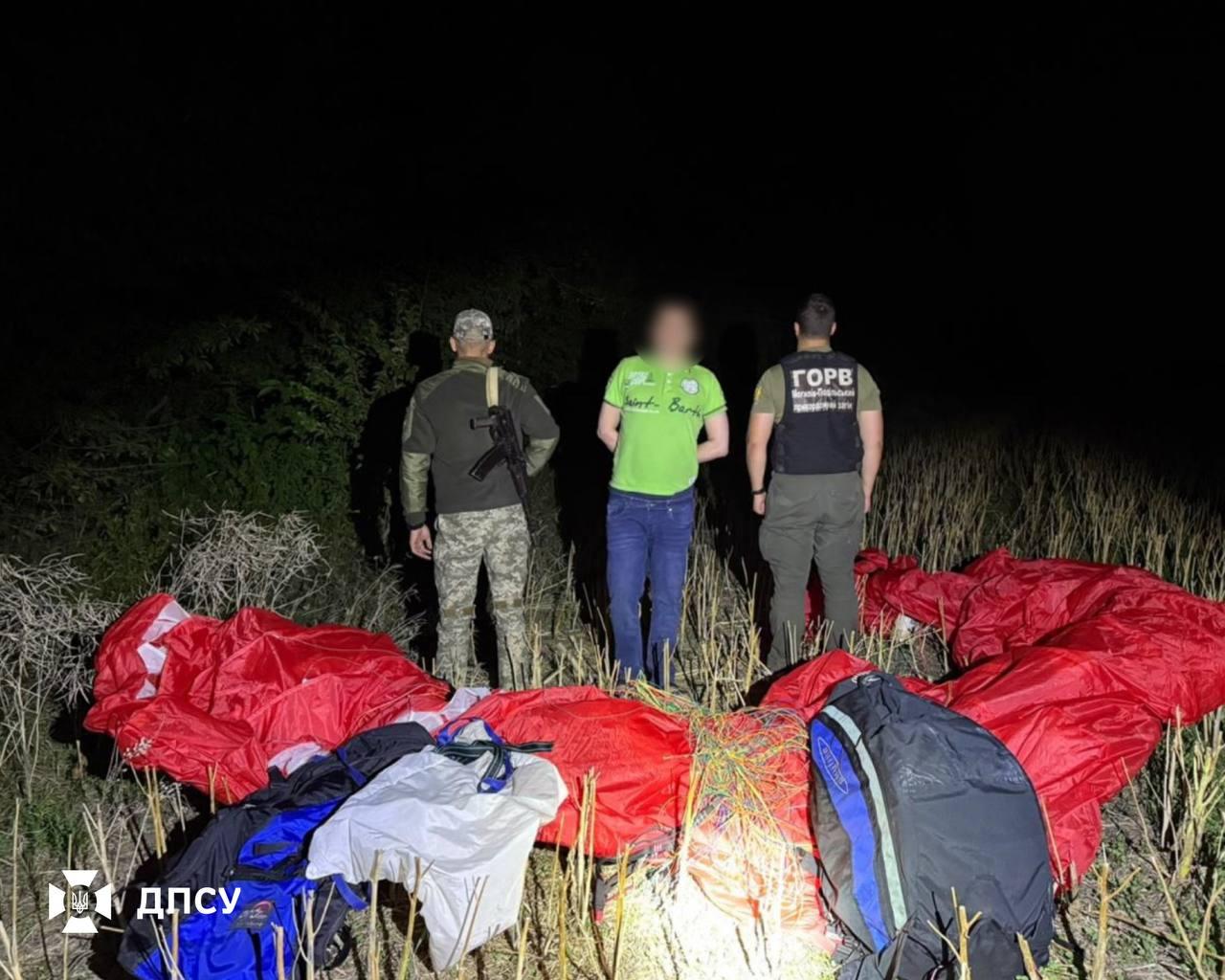 Житель Хмельниччини намагався потрапити до Молдови на параплані