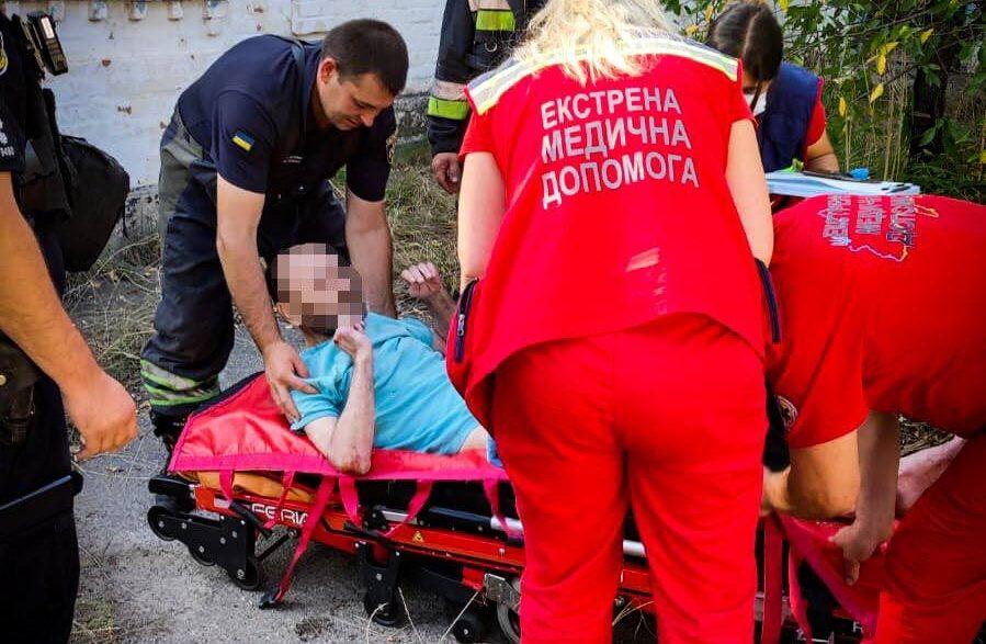 На Київщині рятувальники вже вдруге дістали з колодязя одного й того самого чоловіка