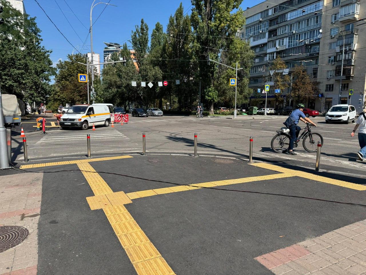 Біля Головного військового  госпіталю почали робити безбар’єрний простір