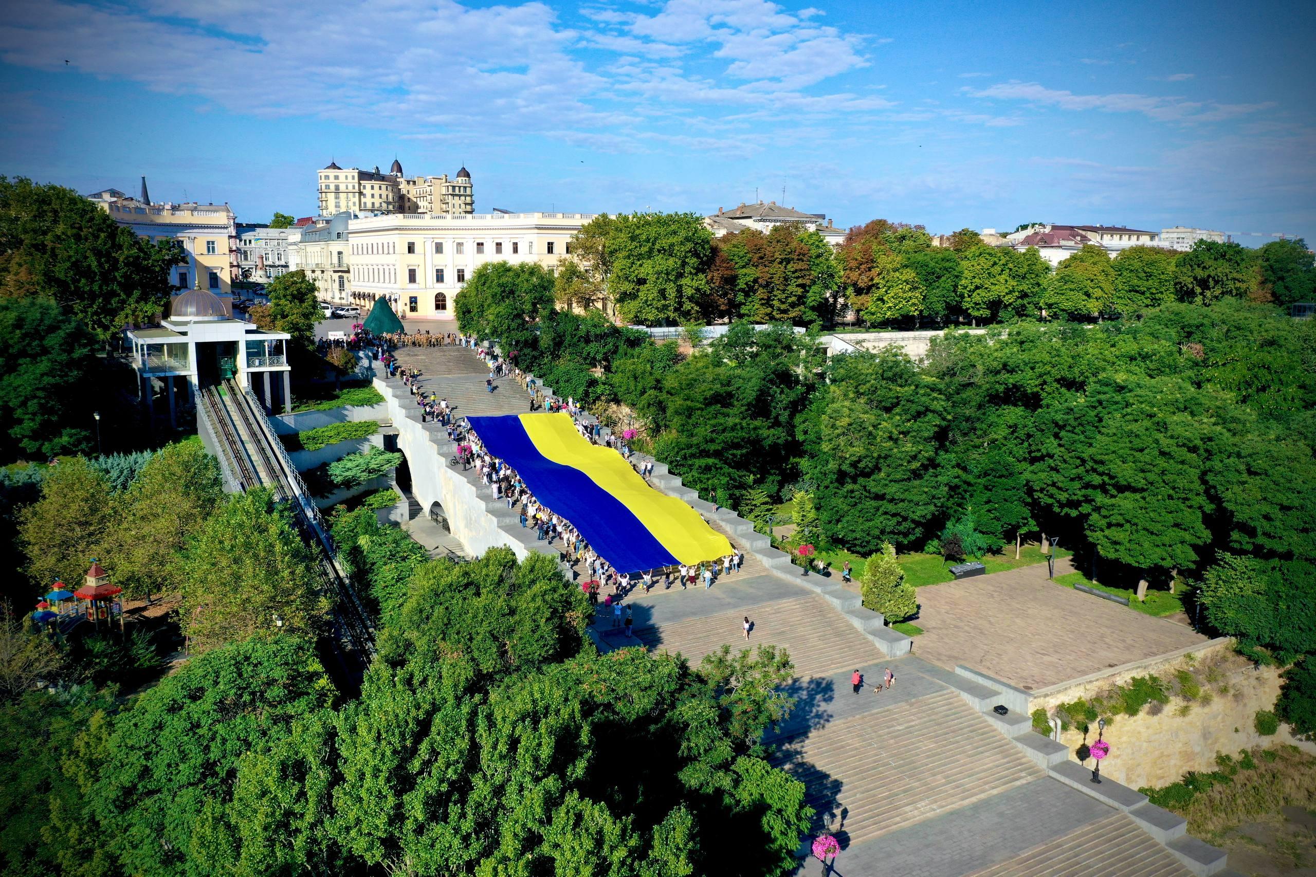 В Одесі розгорнули величезний 34-метровий прапор України до Дня Незалежності (відео, фото)