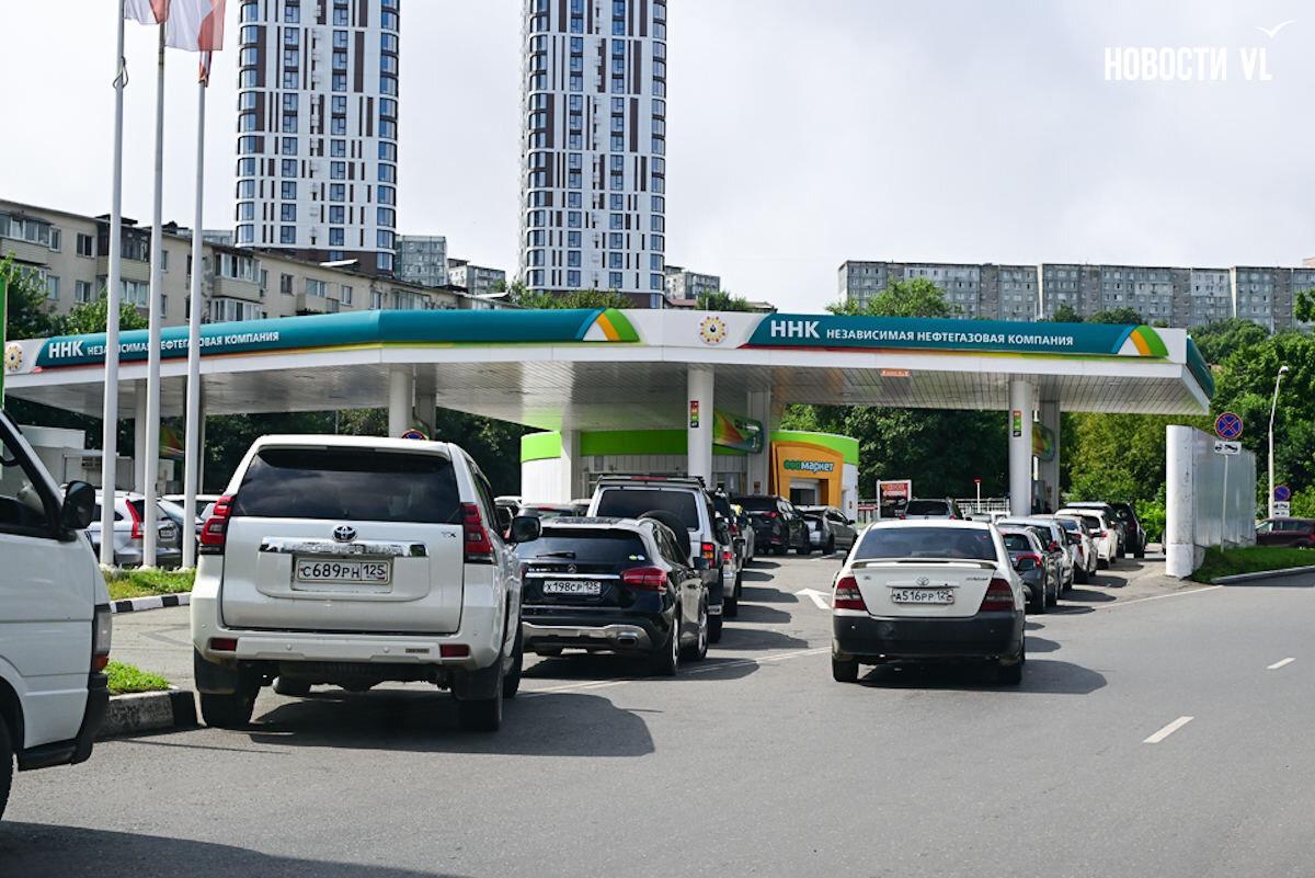 На російських Курилах зупинили продаж бензина, у Примор’ї – кілометрові черги до АЗС