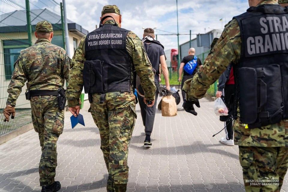 Польща примусово вислала 15 громадян України
