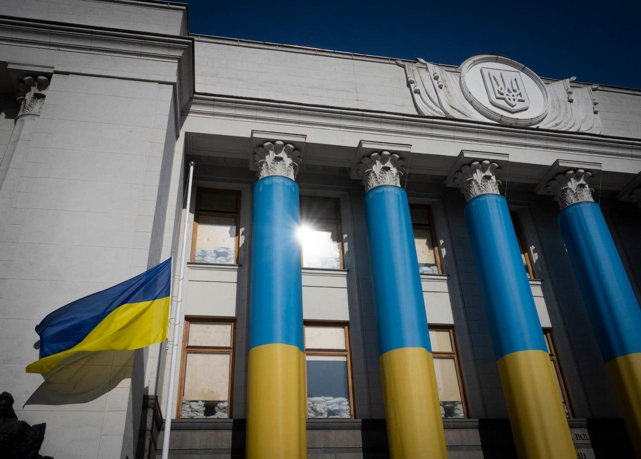 Загибель Парубія: у Києві над ВРУ приспустили прапор, у Львові – несуть квіти до місця трагедії
