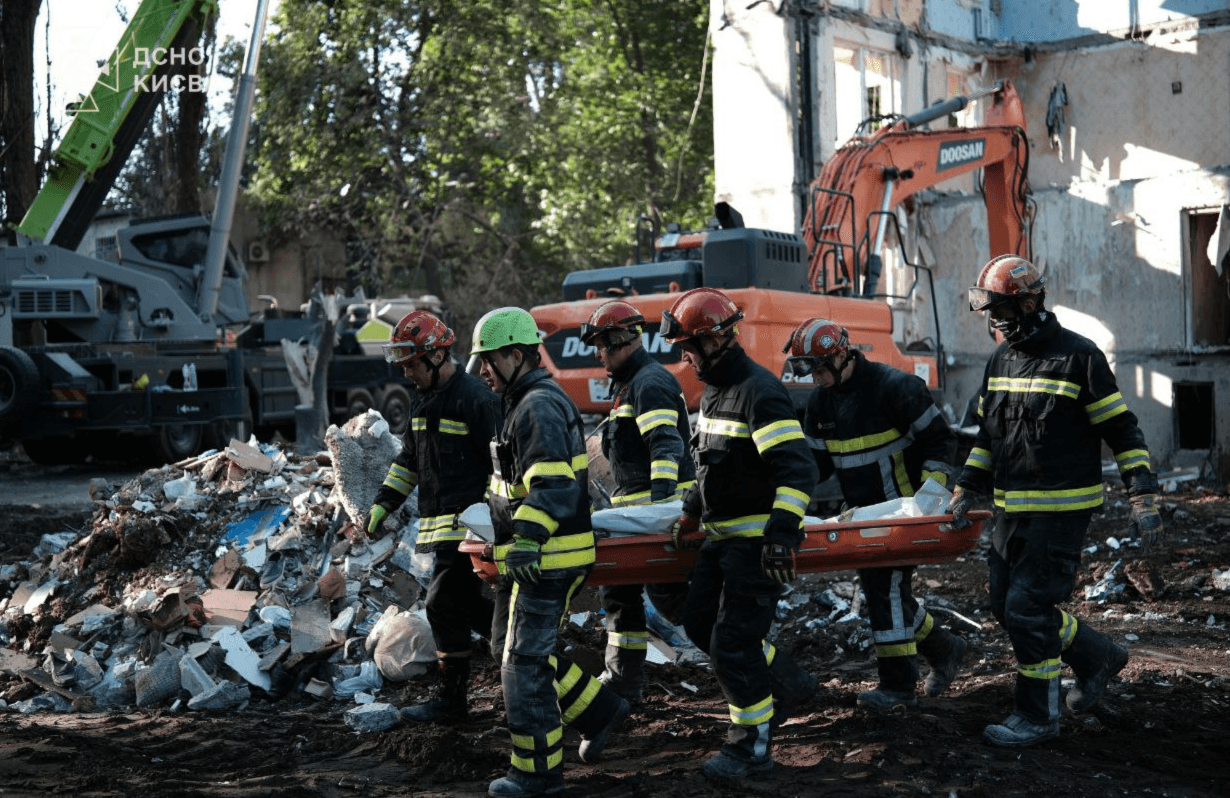 27 людей загинули внаслідок атаки на Київ: у місті оголошений День жалоби