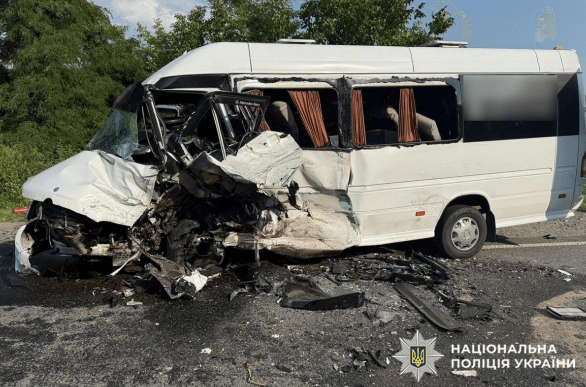 У ДТП з маршруткою на Хмельниччині постраждали 16 людей