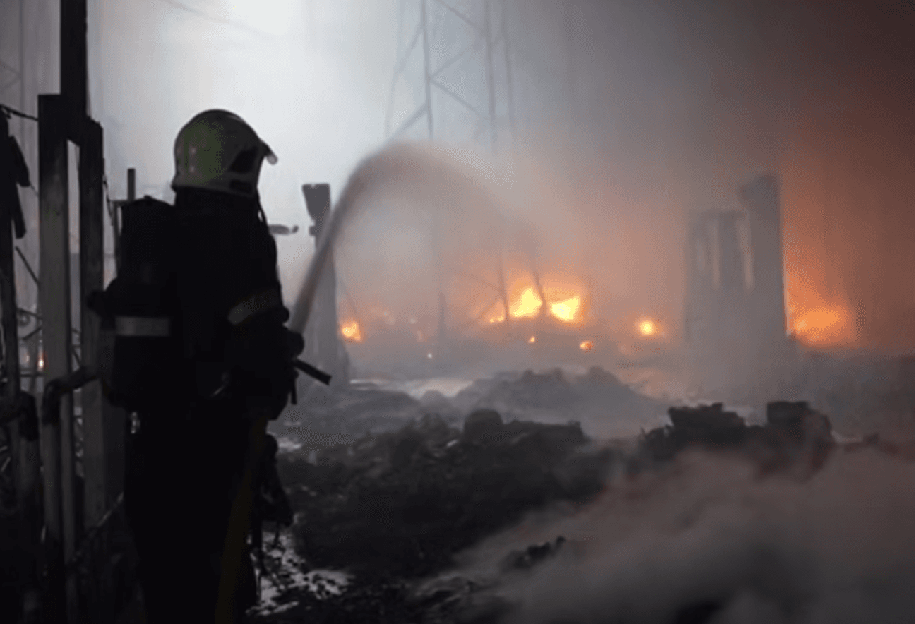 У Мукачеві досі триває ліквідація пожежі на підприємстві: вже відомо про 21 постраждалого
