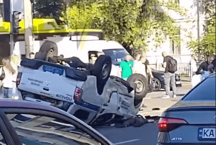 У Голосієві внаслідок ДТП перекинулась поліцейська автівка: загинув правоохоронець