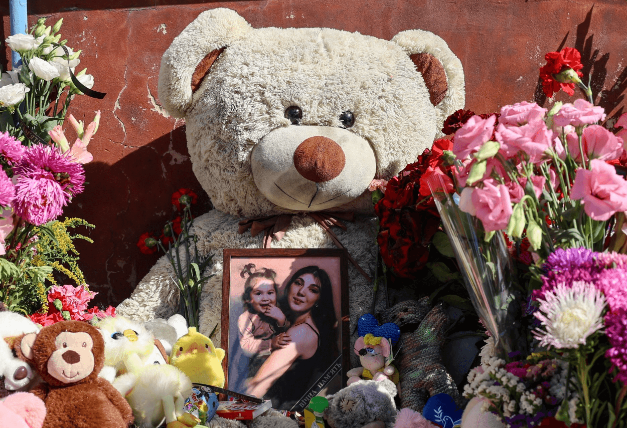 У Києві попрощалися із 24-річною Надією та 2-річною Ангеліною, яких вбили росіяни