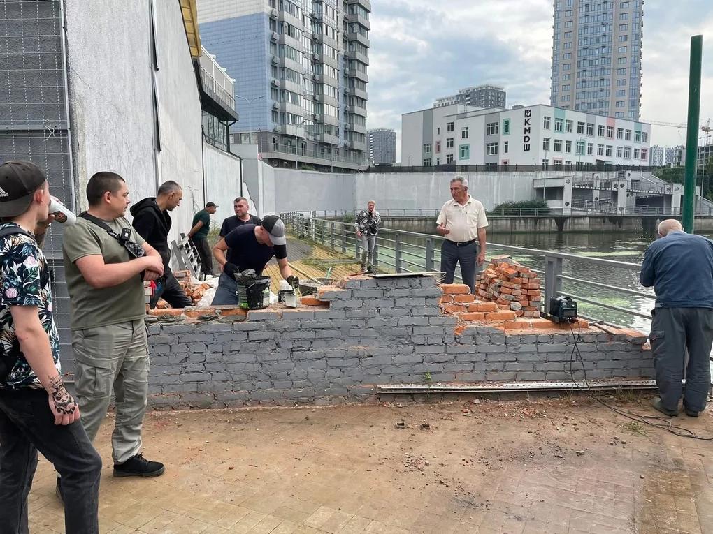 Паркан біля ЖК River Stone на Дніпровській набережній почали відновлювати після демонтажу