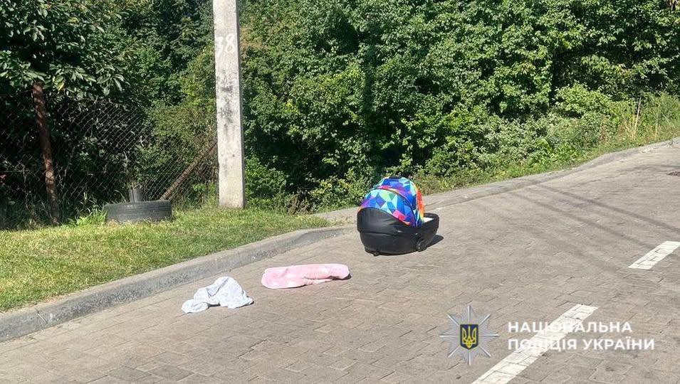 У Львові батько поставив люльку з сином на дах автівки і поїхав
