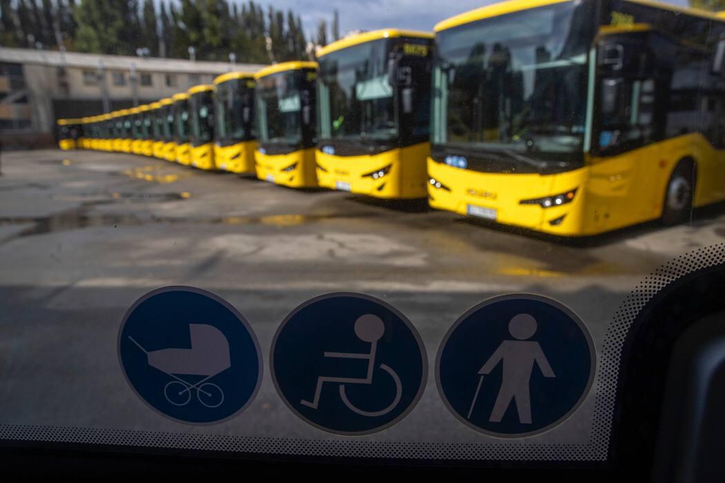 Київ отримав 30 нових автобусів від ЄІБ: скільки і на яких маршрутах вже курсують