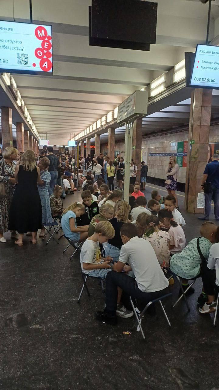 Київ під атакою шахедів: тисячі киян перечікують небезпеку у метро