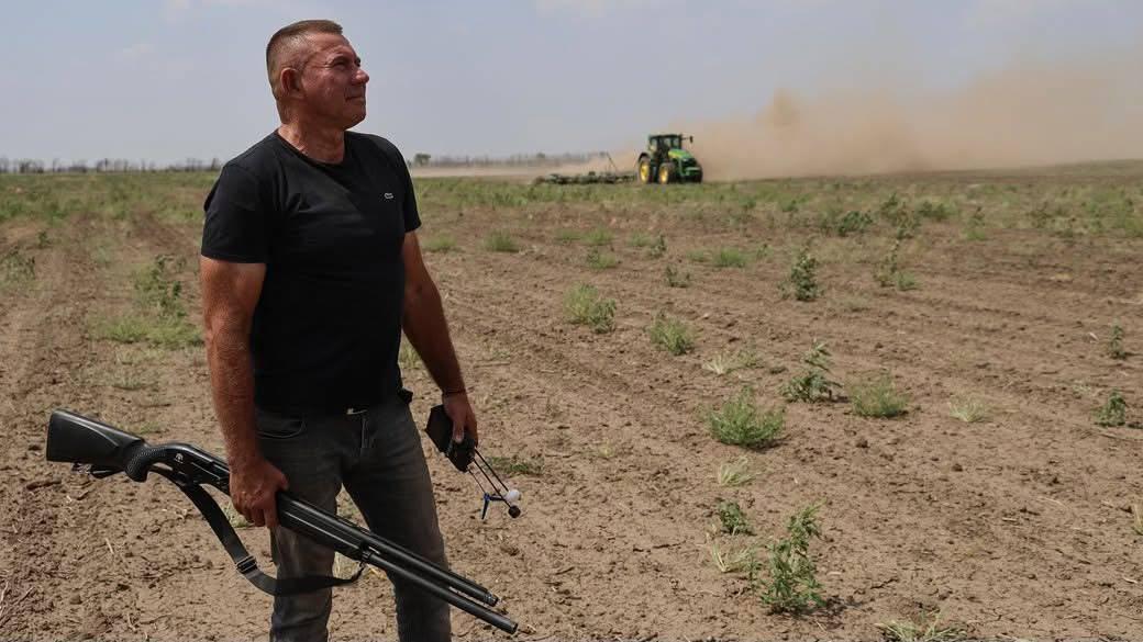 Російський дрон убив відомого фермера на Херсонщині, який із рушницею захищав свої поля