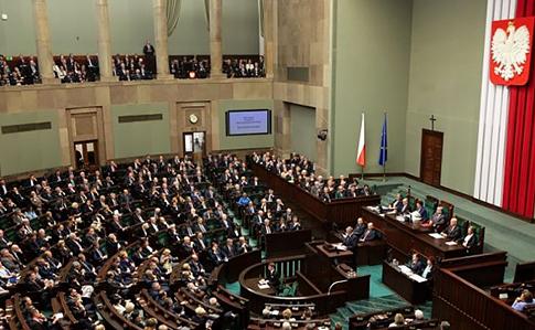 Сенат Польщі схвалив законопроєкт про допомогу іноземцям, що включає українців