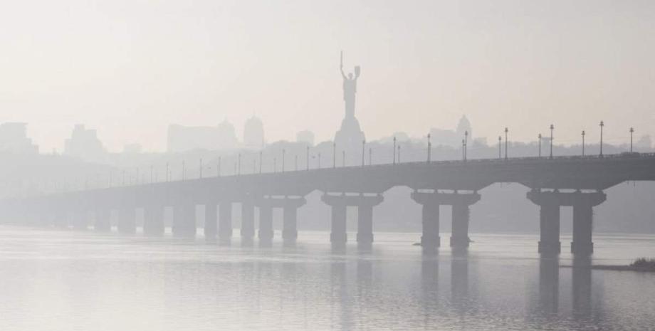 Киян просять зачинити вікна та утриматись від прогулянок: у місті – забруднене повітря