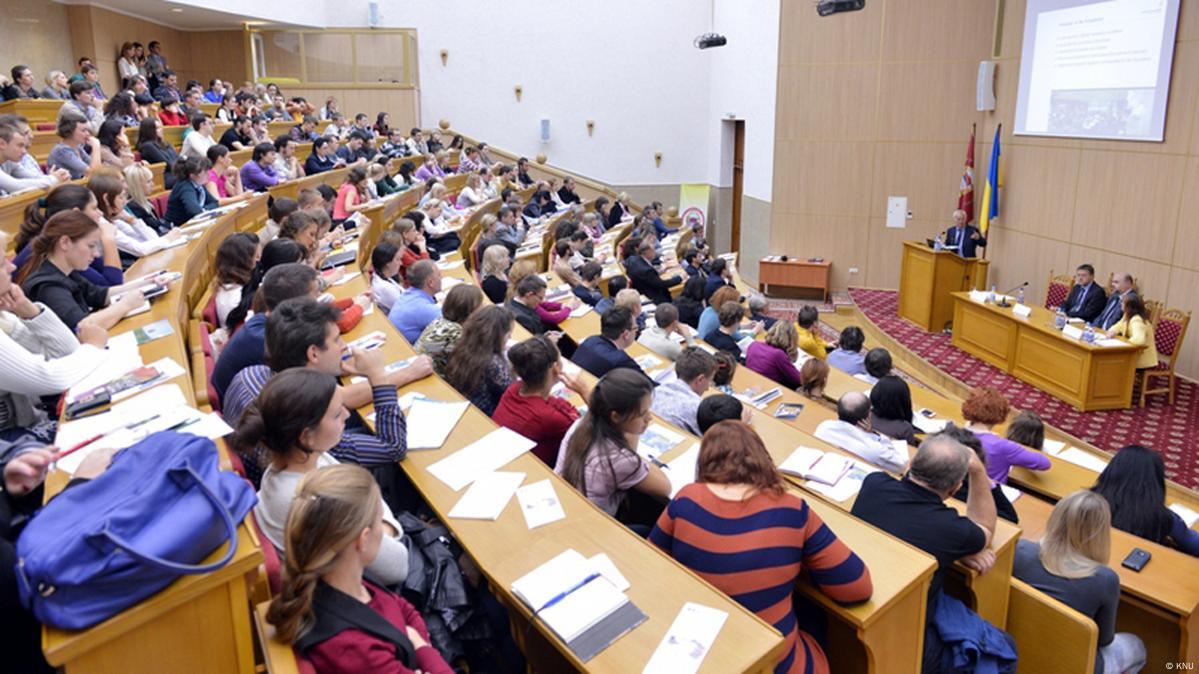 В університетах бракує студентів: заяви на вступ подали вдвічі менше людей, аніж є місць
