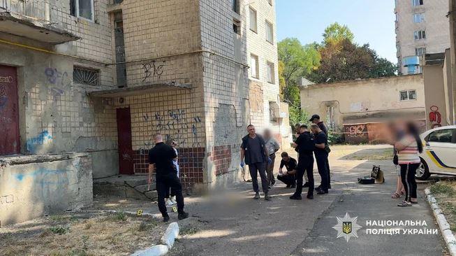 Жінку, яка викинула новонароджену дитину з вікна гуртожитку, знайшли і затримали