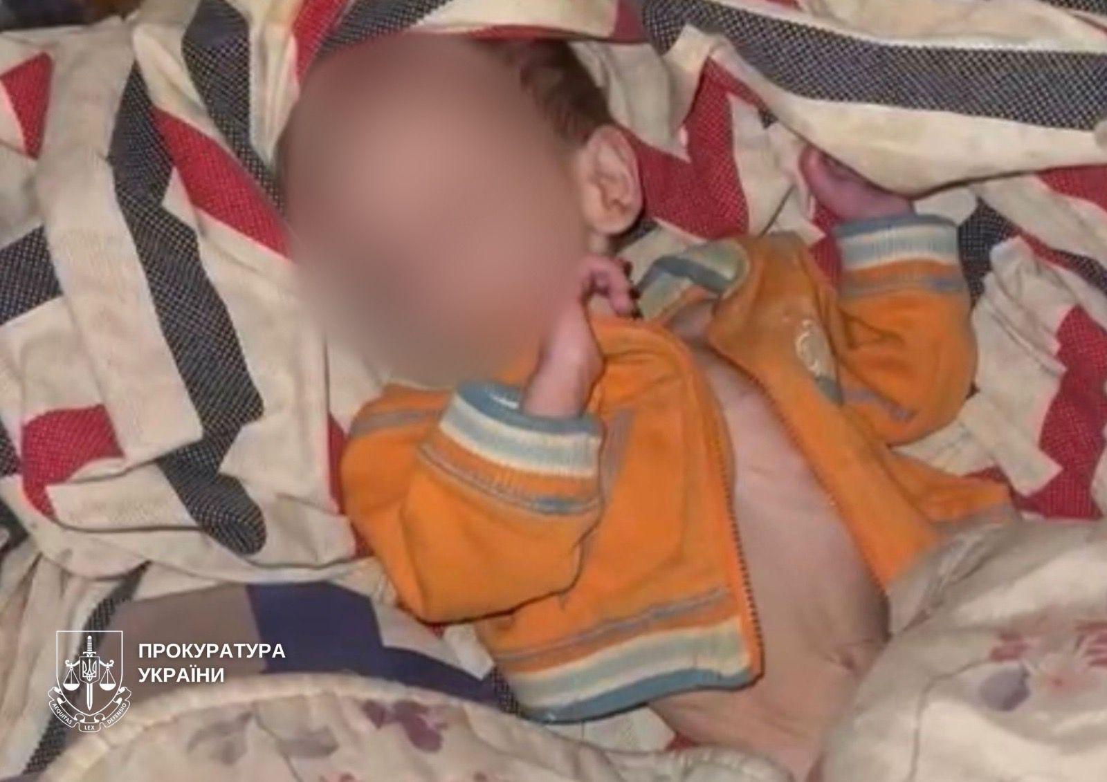 Залишила семимісячного сина самого на п’ять днів: 17-річна горе-мати отримала підозру