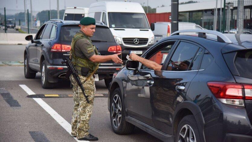 Чи впустять через кордон з боргами за комуналку або водійськими штрафами – юристи