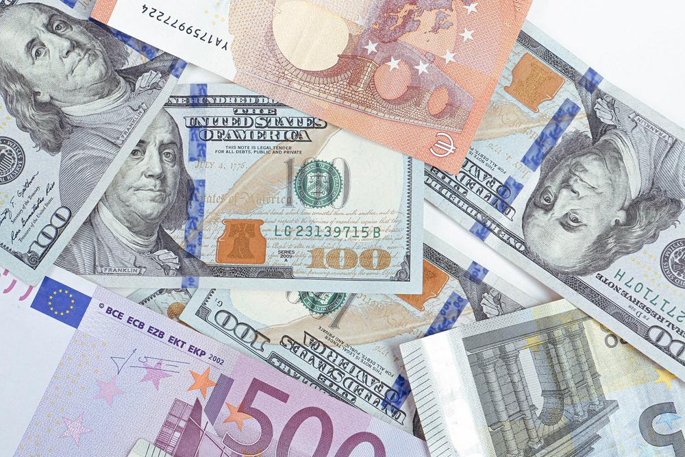 Курс у столичних обмінниках: де зараз вигідно обміняти долари та євро
