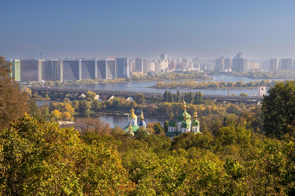 Останній теплий день перед похолоданням: чим погода порадує киян у вівторок