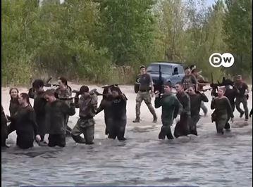 Криваві перші дзвоники: росіяни видають дітям автомати та “тренують” війну