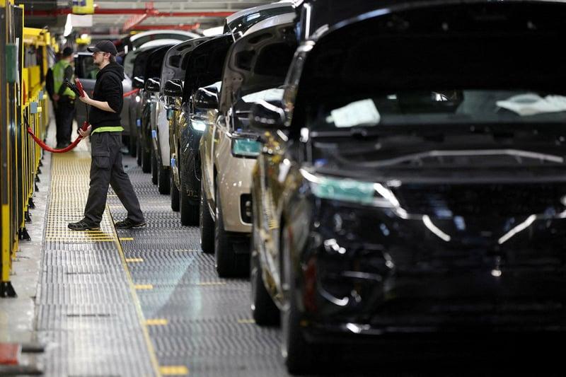 Понад 3 тижні простоюють британські заводи Jaguar Land Rover – що сталося