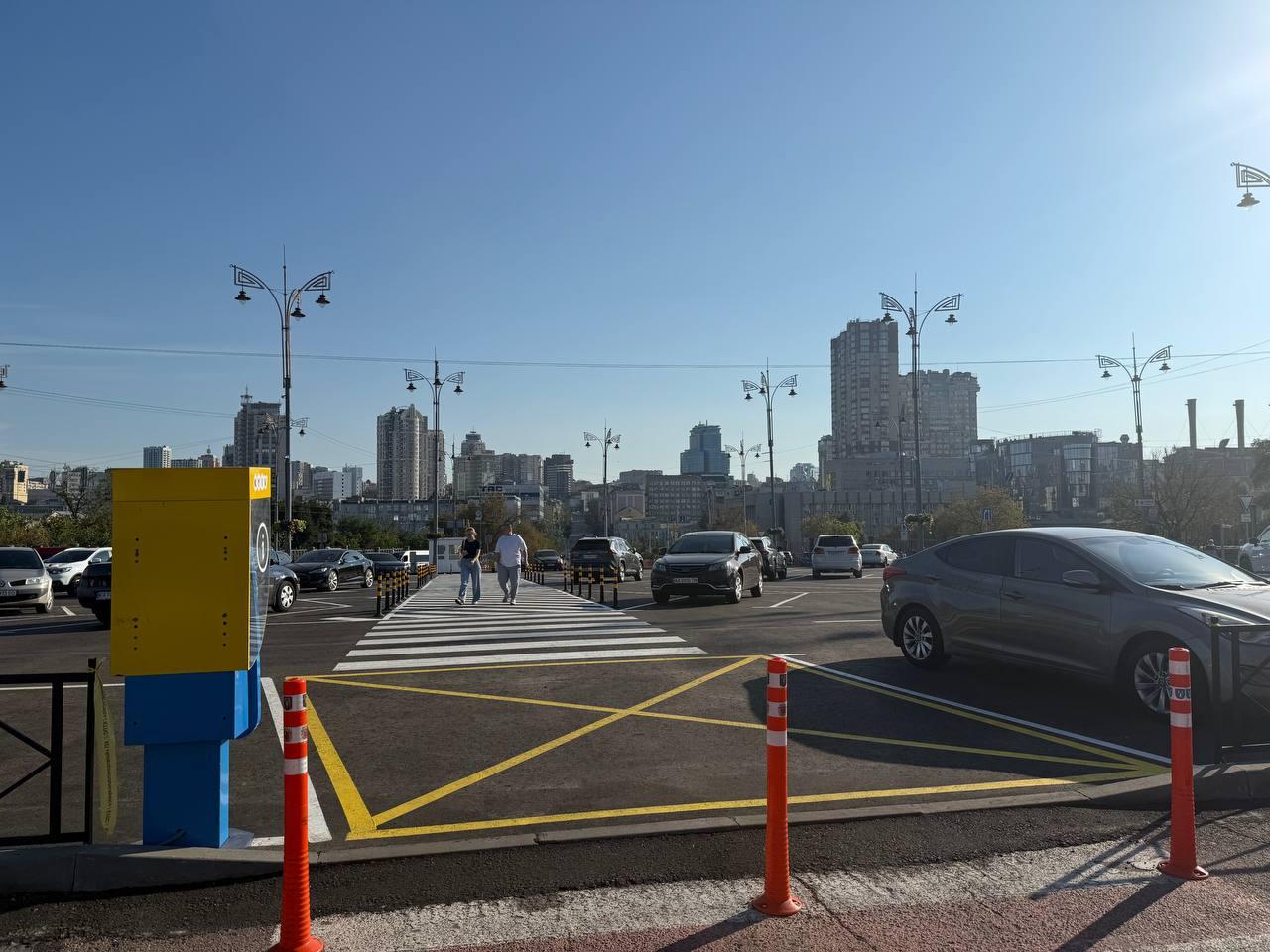 На Вокзальній площі у Києві відкрили великий паркінг для авто