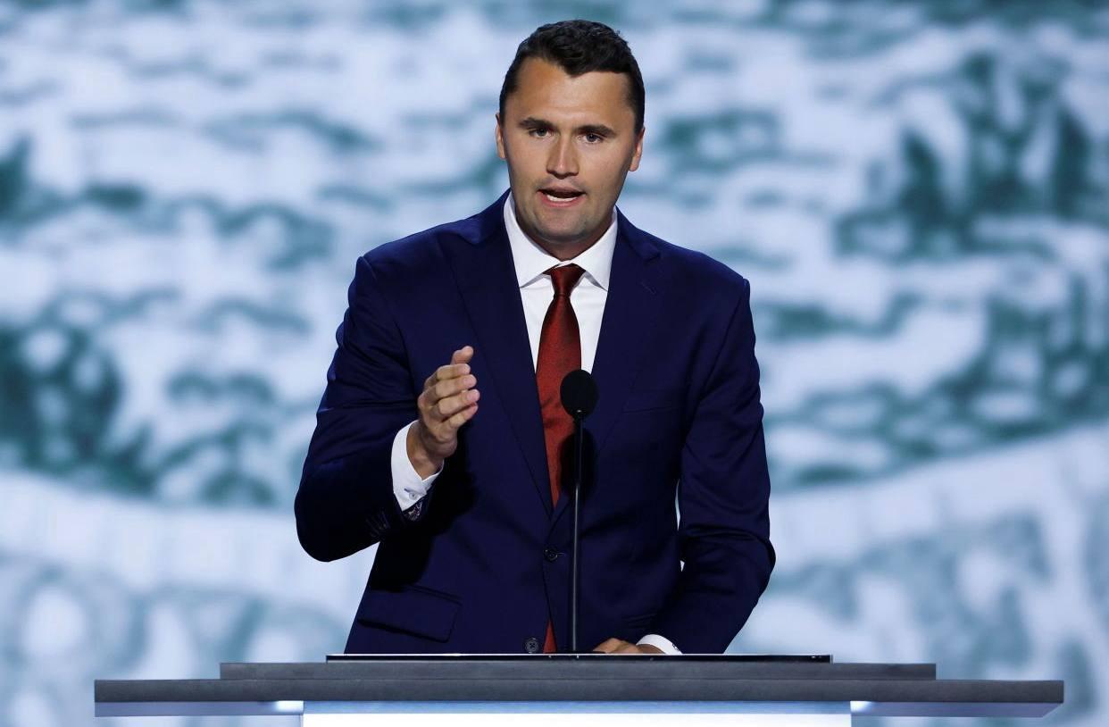 У США стріляли в політичного блогера Чарлі Кірка прямо під час його пресконференції (відео)