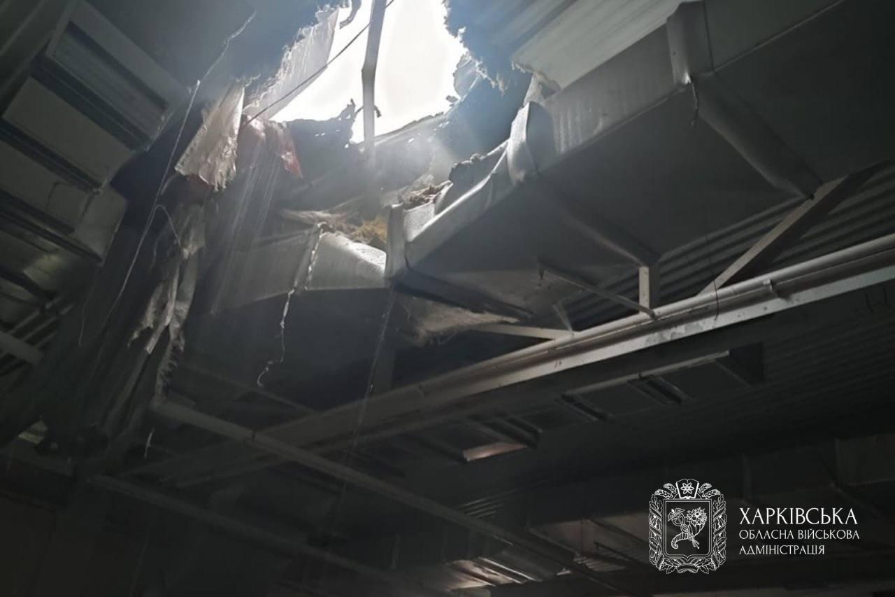 У Харкові ворожий дрон влучив у дах ТЦ та автобус