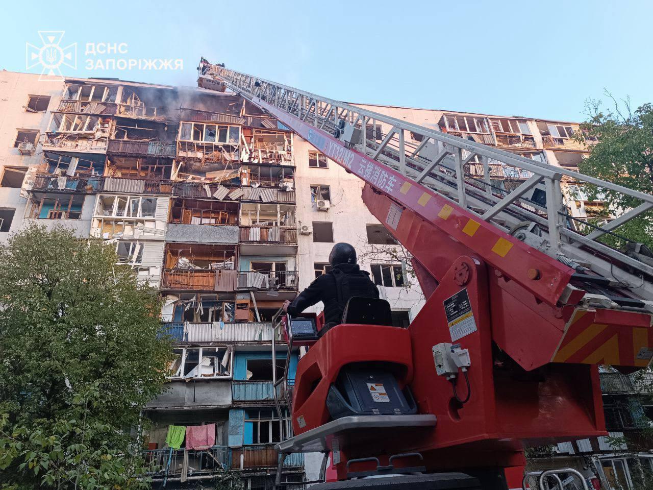 У Соломʼянському районі у будинку, де частково обвалилися перекриття, розбирають завали. Адреси штабів допомоги (відео)