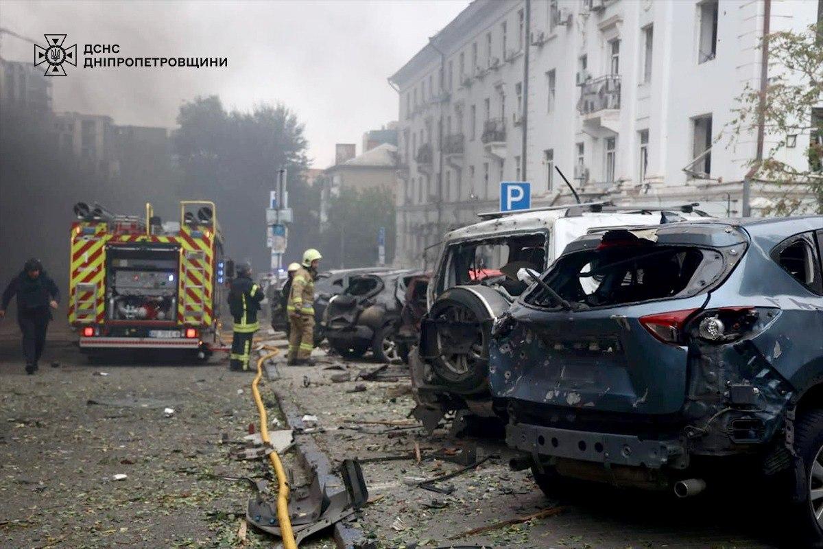 У Дніпрі понад 10 постраждалих після російського удару дронами — Зеленський