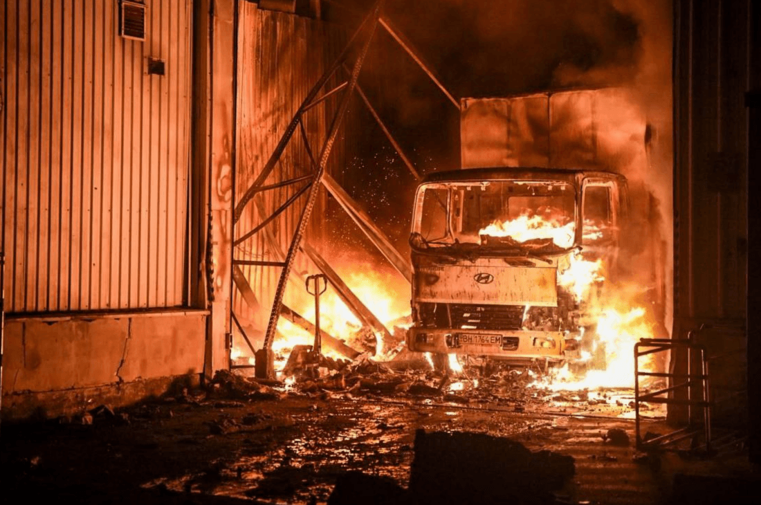 Ворог атакував Одесу: у місті загорілись склади та вантажівка
