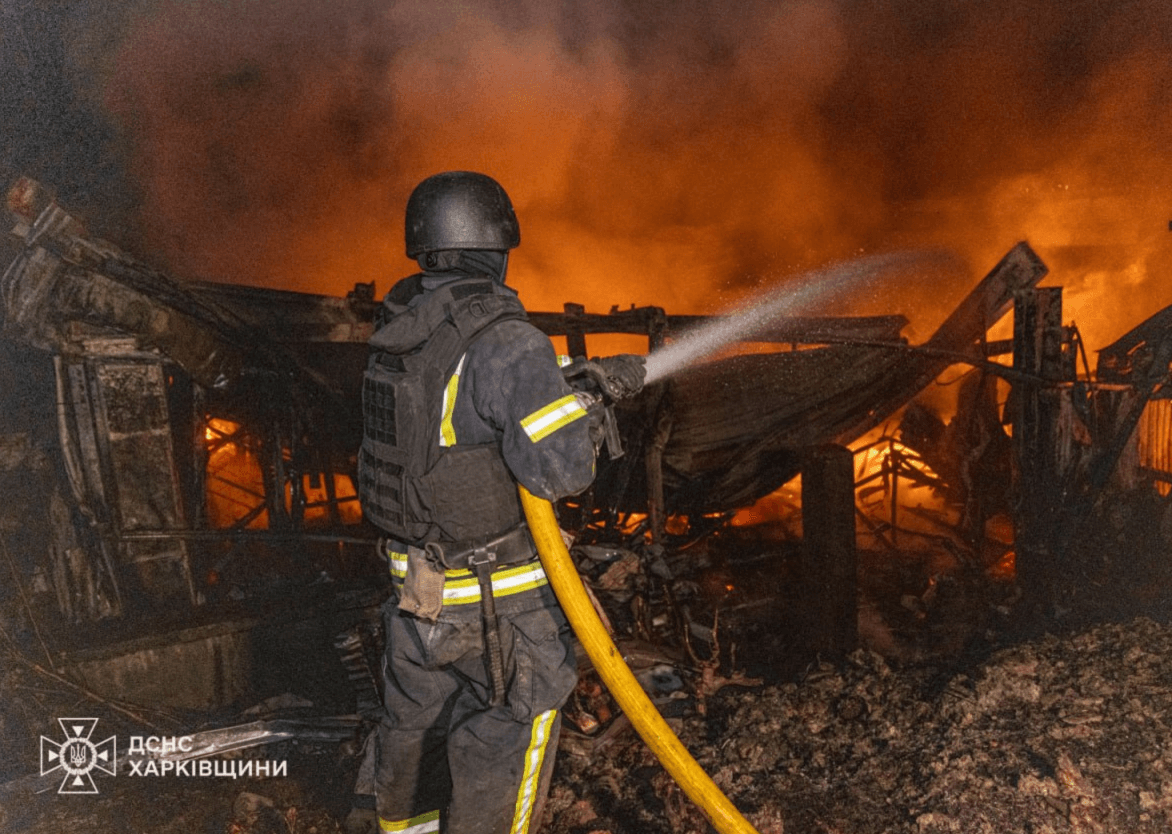Внаслідок російських ударів по Харківщині сталися численні пожежі, є постраждалі