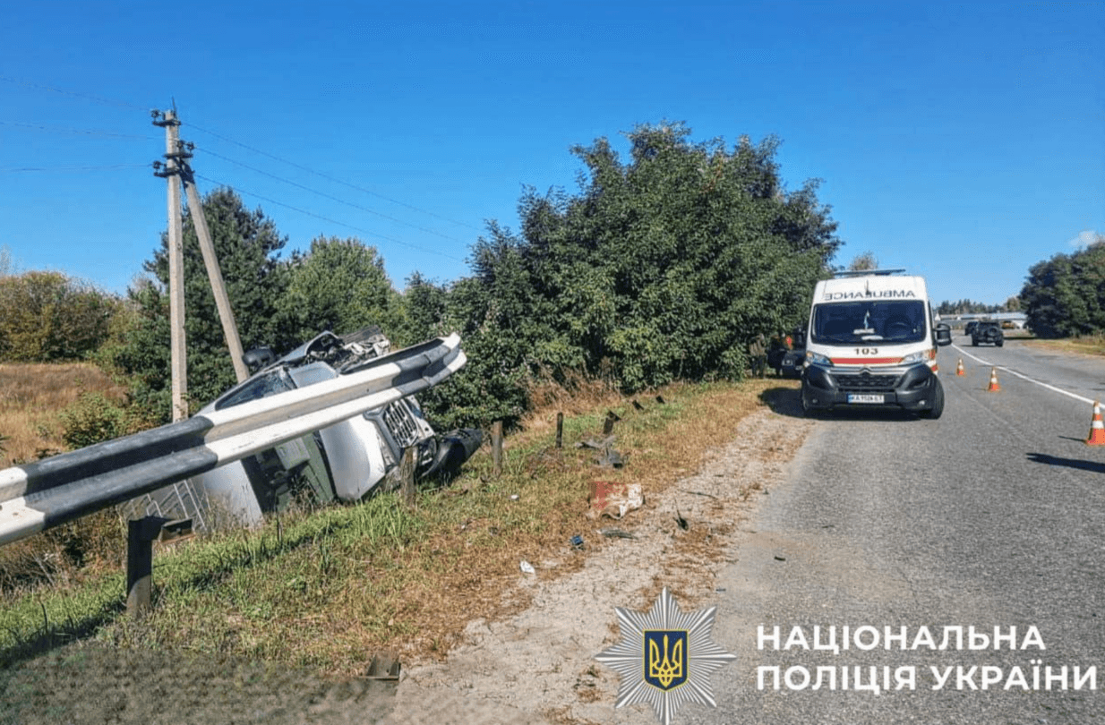 Відбійник «прошив» авто наскрізь: смертельна аварія сталася під Києвом