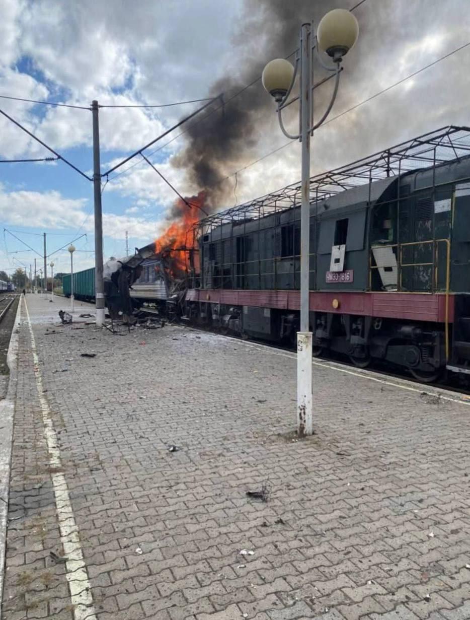 Росіяни двічі вдарили по залізничному вокзалу в Шостці: є поранені