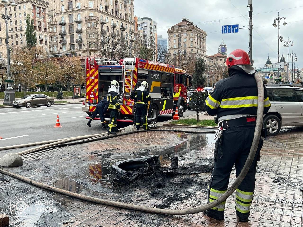 Біля КМДА на Хрещатику горіли шини – що відомо