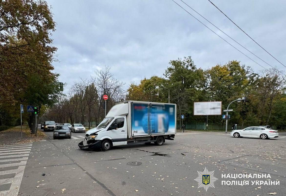 На Нивках легковик викинуло на тротуар після ДТП з вантажівкою – 5 постраждалих