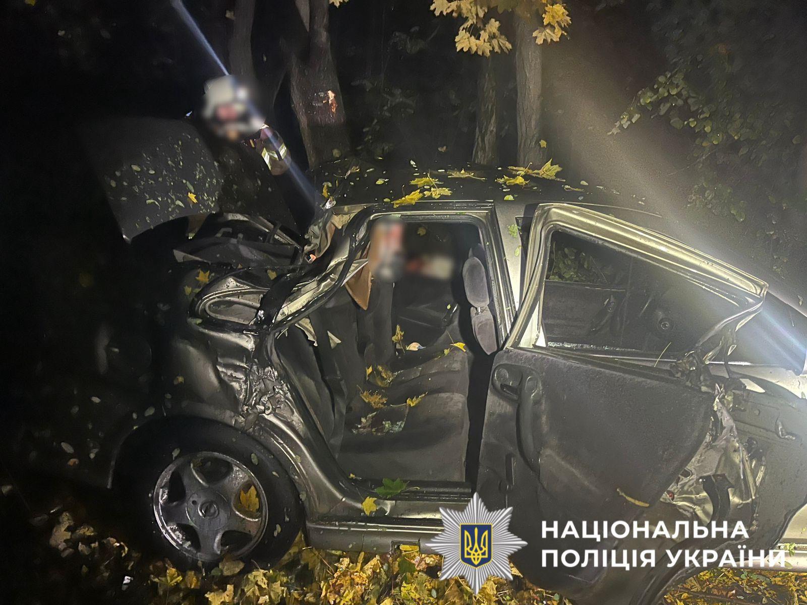 Легковик з підлітками влетів в дерево на Київщині: один загинув, шестеро травмовані