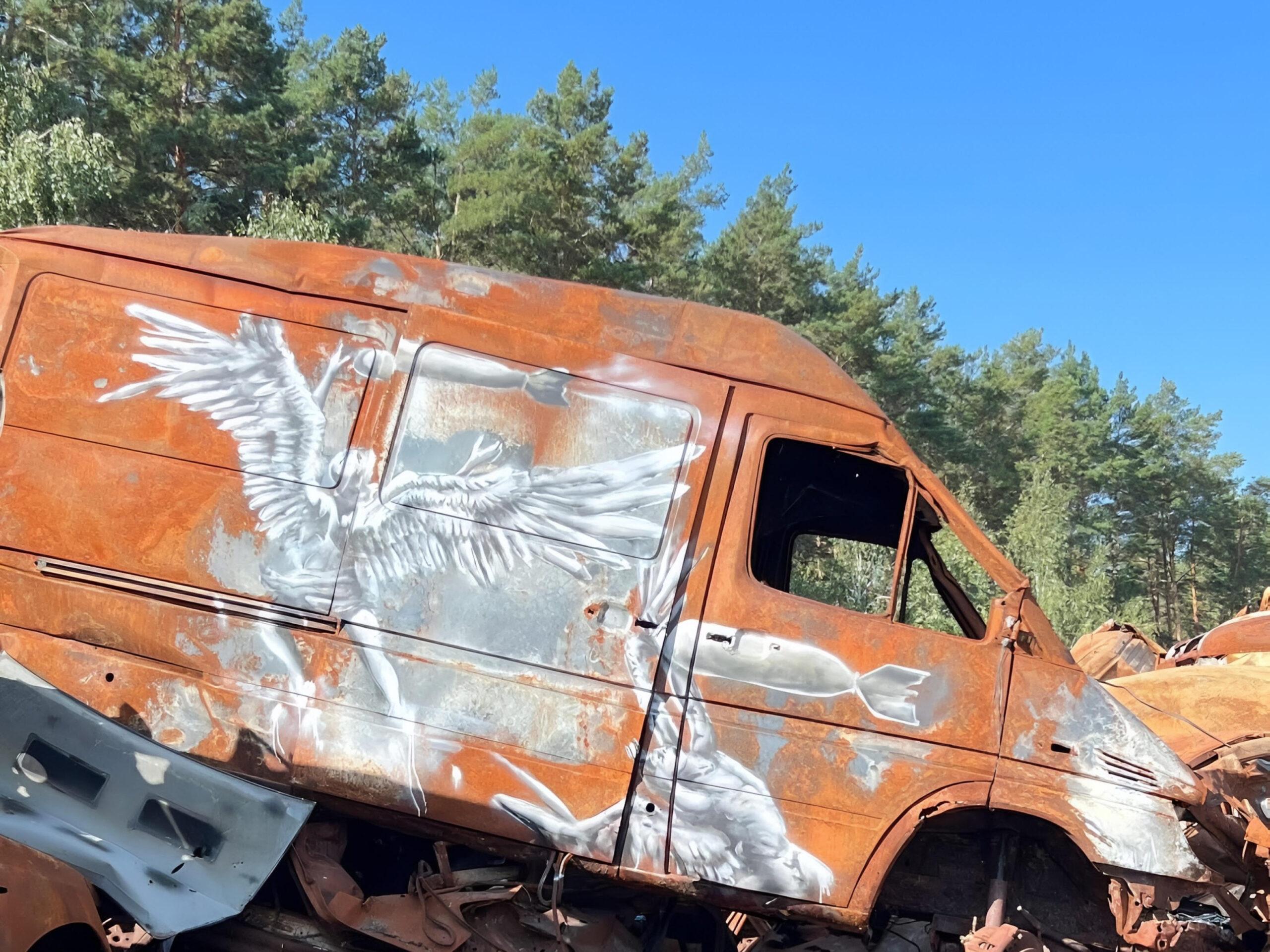 Стало відомо куди зникла автівка з унікальним малюнком перших днів війни під Києвом – “злодія” на “вкраденому” авто зупинили декілька екіпажів поліції
