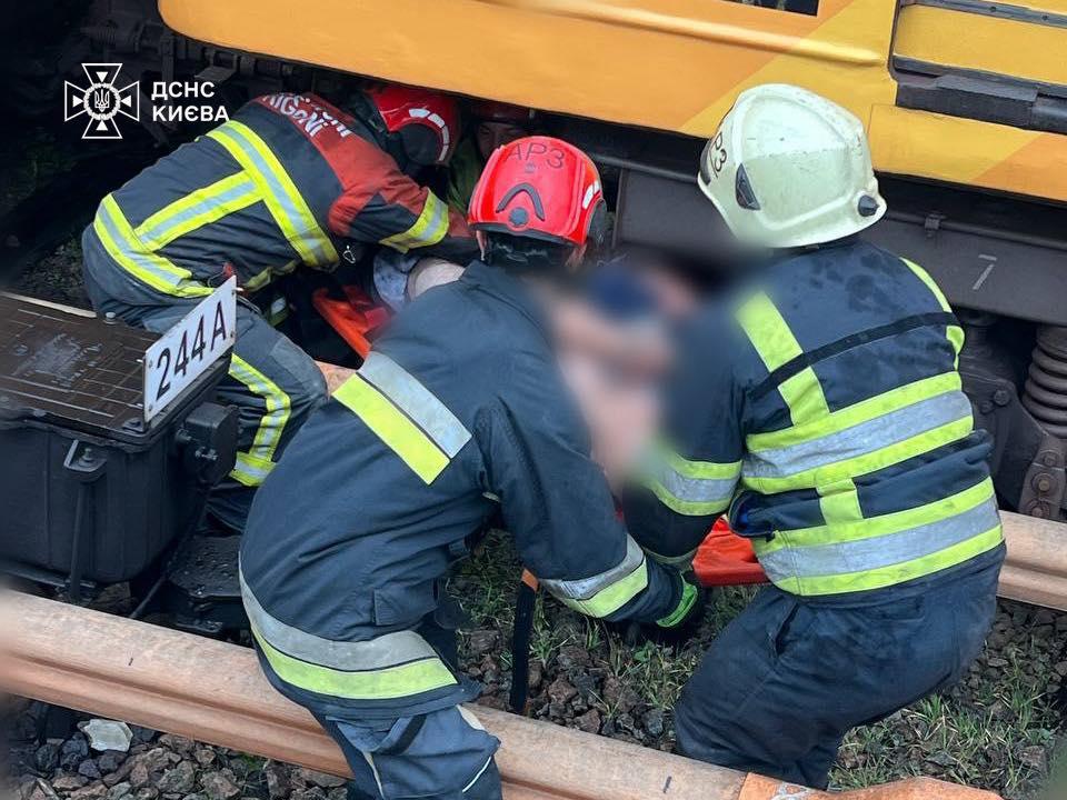 Рятувальники визволили чоловіка з-під поїзда метро