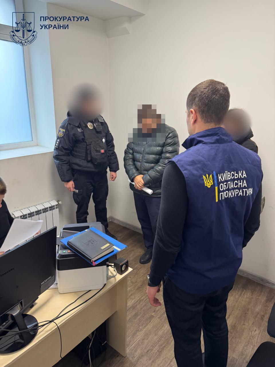 Поліцейський на Київщині вимагав $25 тисяч за “кришування” нелегального бізнесу