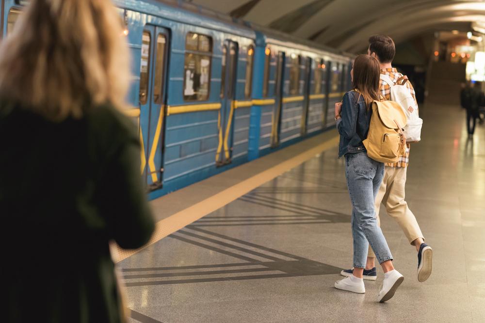 На станції «Позняки» на колії впав пасажир