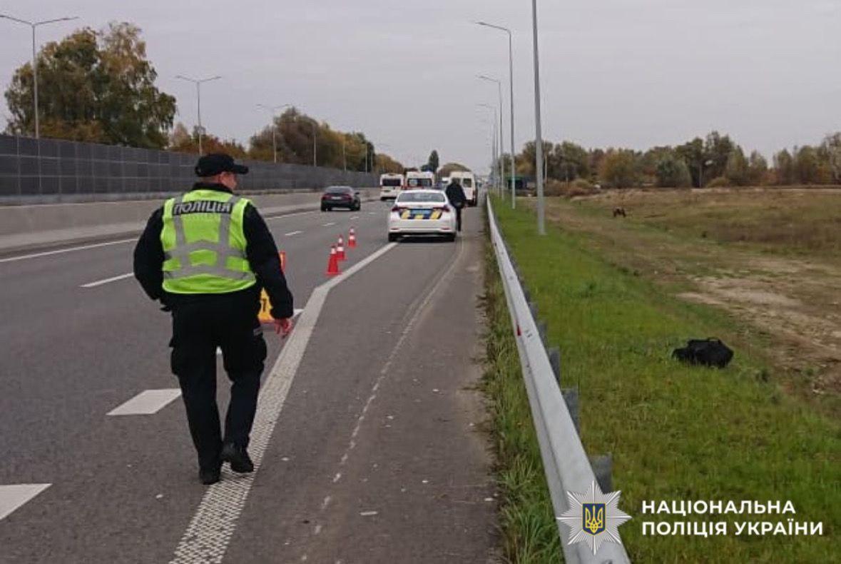 На трасі Київ-Чернігів автівка збила дитину: підліток загинув